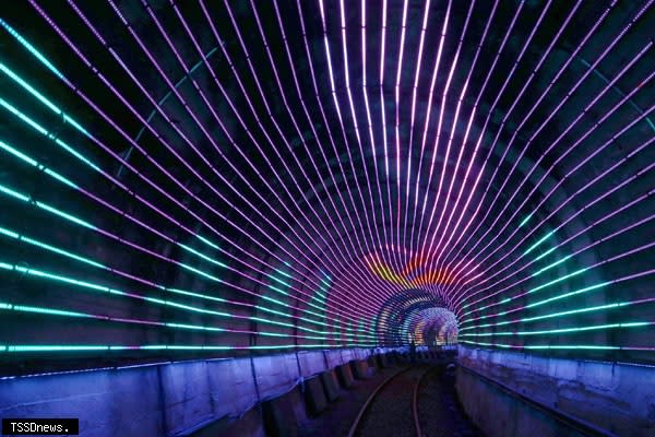 新北深澳鐵道自行車迎接耶誕節推出全新主題耶誕光環境隧道。（圖：新北觀旅局提供）