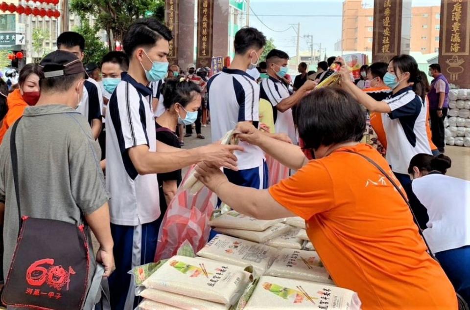 空軍官校學生在場協助物資發放。（民眾提供）