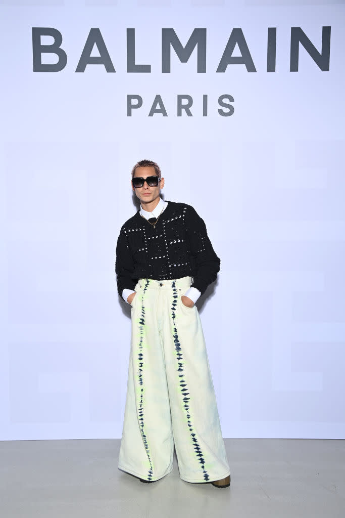 <p>Pour assister au show Balmain, l’acteur hawaïen, que l’on peut voir dans le reboot de <em>Gossip Girl</em>, a adopté l’un des codes couleurs chers à Olivier Rousteing. © Getty Images</p> 