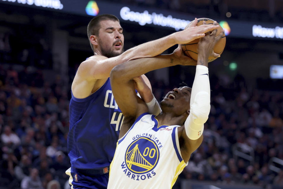 Golden State Warriors forward Jonathan Kuminga (00) shoots against Los Angeles Clippers center Ivica Zubac (40) during the first half of an NBA basketball game in San Francisco, Tuesday, March 8, 2022. (AP Photo/Jed Jacobsohn)