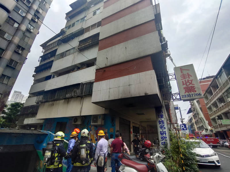 台中北區集合住宅起火  警消到場處理 台中市北區一處集合式住宅7日發生火警，消防局獲 報到場搶救，警方也派員到場交通管制，並協助居民 疏散。 （翻攝照片） 中央社記者蘇木春傳真  113年4月7日 