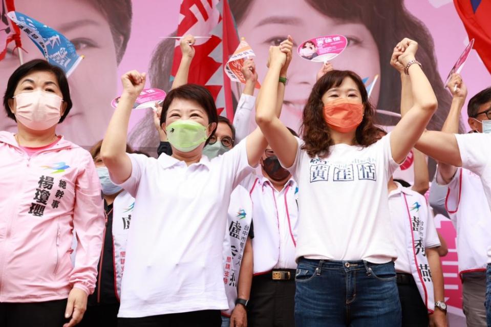 台中市長盧秀燕為成立競選總部的議員候選人黃佳恬加油打氣。（記者黃俊昇攝）