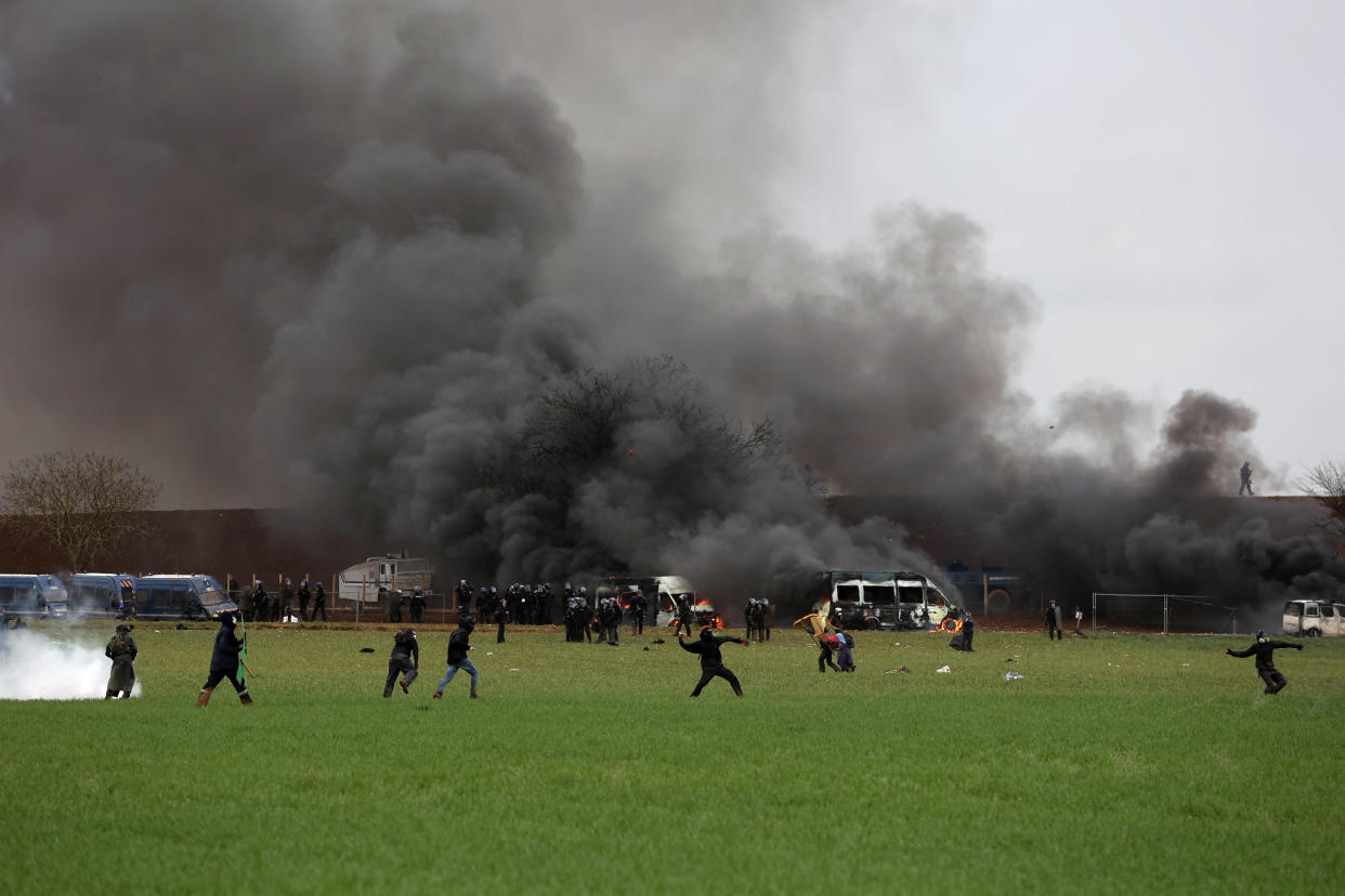 Des affrontements entre manifestants et forces de l’ordre à Sainte-Soline (Deux-Sèvres) lors d’une manifestation interdite contre les « bassines », le 25 mars.