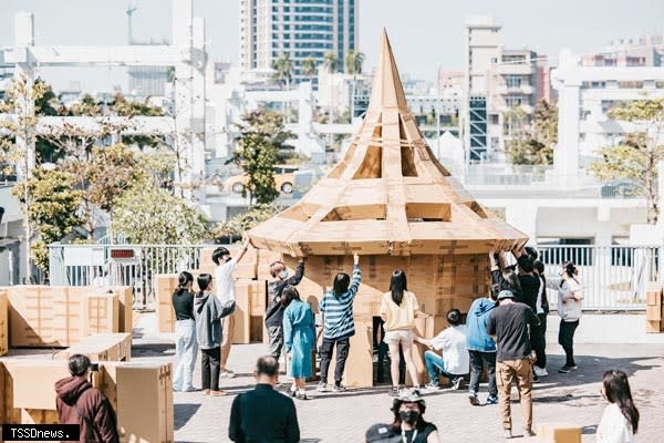 南市街頭藝術節再次與法國藝術家奧立佛．古斯特合作，號召眾人於全臺歷史最悠久的法院建築司法博物館搭建方形高塔。（記者李嘉祥攝）