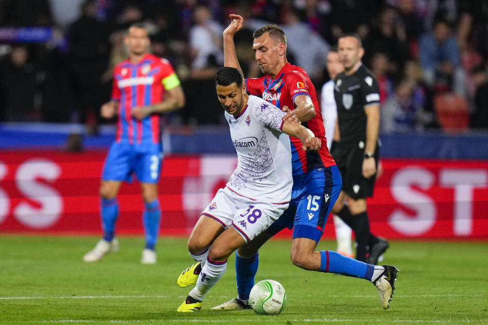 Fiorentina's Rolando Mandragora, left, duels for the ball with Plzen's Tomas Chory during the Europa Conference League quarter final first leg soccer match between Viktoria Plzen and Fiorentina at the Doosan Arena in Plzen, Czech Republic, Thursday, April 11, 2024. (AP Photo/Petr David Josek)