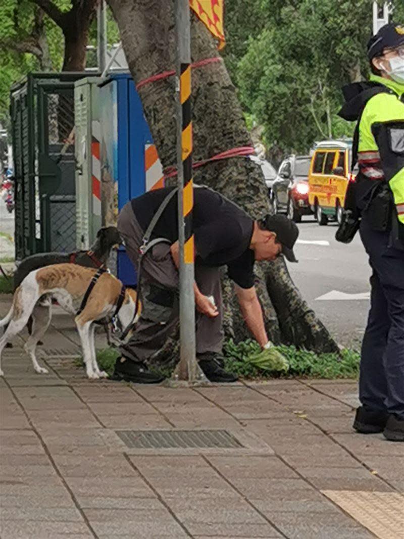 網友意外捕捉到彭于晏遛狗，他撿拾愛犬的便便，非常有公德心。（翻攝自靠北天母幫臉書）