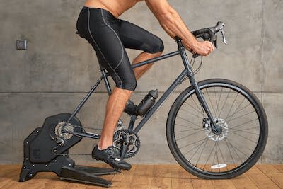 Il est important que le siège soit à la bonne hauteur. <a href="https://www.shutterstock.com/image-photo/athletic-young-man-riding-stationery-bike-1892312536" rel="nofollow noopener" target="_blank" data-ylk="slk:(Shutterstock);elm:context_link;itc:0;sec:content-canvas" class="link ">(Shutterstock)</a>