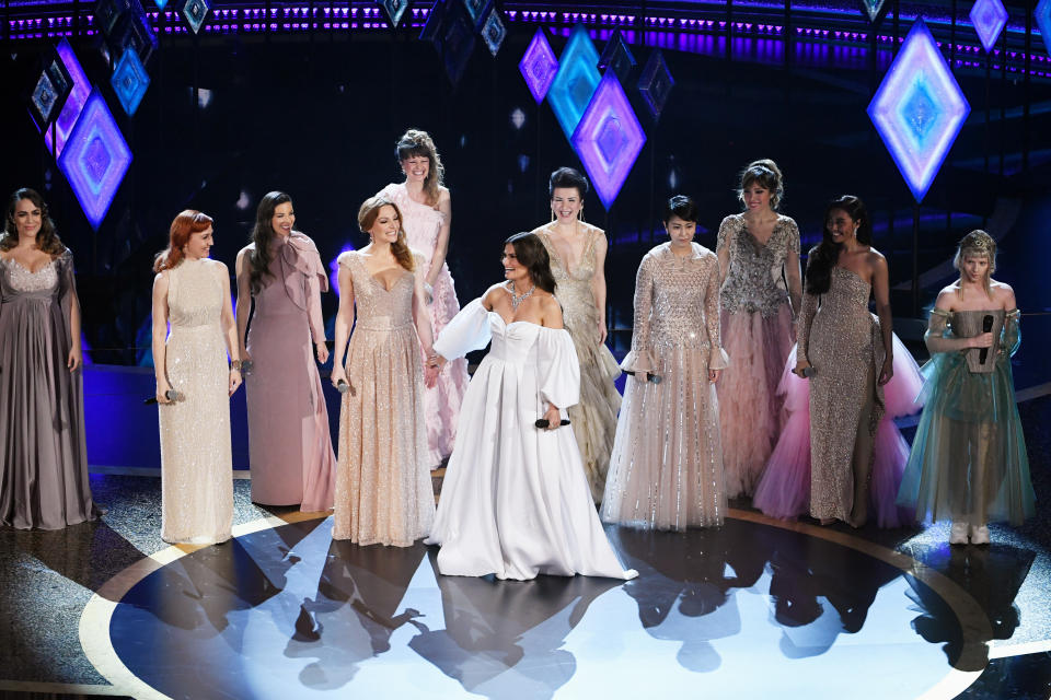 Carmen Sarahí se presentó junto a Idina Menzel, la voz original de Elsa, y otras actrices que doblaron al personaje en otros idiomas en la ceremonia de los Oscar en el 2020. (Photo by Kevin Winter/Getty Images)