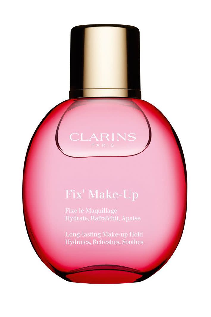 <h3>COSMO Angel推薦：Clarins 克蘭詩 玫瑰精萃定妝噴霧，50ml，NT.1,050元</h3> <p>帶有淡淡大馬士革玫瑰及葡萄柚香氛的定妝噴霧，於完妝後均勻噴在全臉，能幫助長效定妝8小時，保持全天候清新保濕力，美肌渾然天成！富含有機蘆薈萃取，能給予肌膚舒緩的高保濕力，結合克蘭詩獨家複合素，達到不脫妝、不泛油的防護效果，任何膚質都適用。出門只要攜帶一瓶，完美結合定妝、保濕，隨時保有最完美妝容！</p> <cite>Clarins</cite>