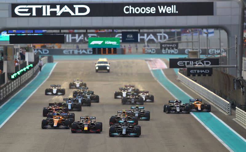 Foto de archivo.  Lewis Hamilton de Mercedes y Max Verstappen de Red Bull en acción después del inicio de la carrera en del Gran Premio de Abu Dhabi