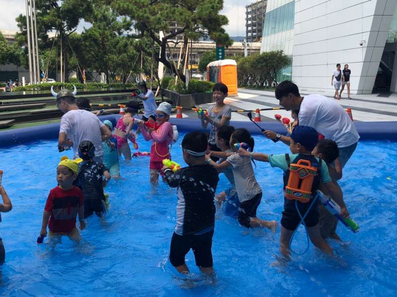 海陸隨選玩到瘋，今夏必玩南港中信金融園區　文薈館班克（Bank）學院特展，還有戲水季、滑步車大賽等你來。(圖/中國信託提供)