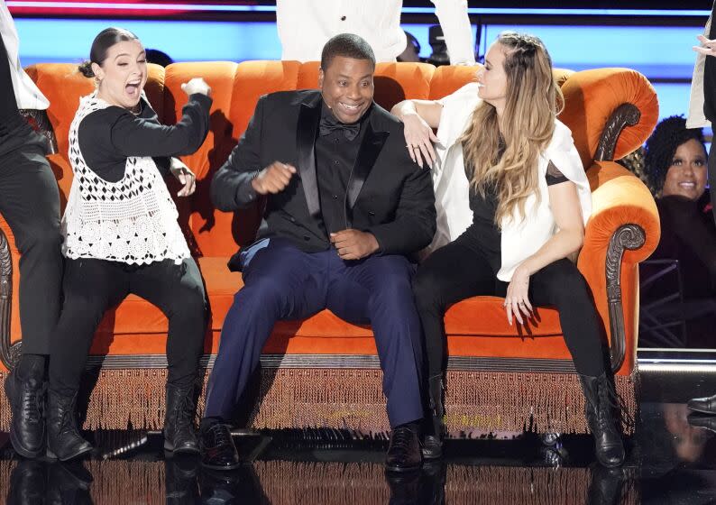 Kenan Thompson and dancers perform a tribute to 'Friends' at the 74th Primetime Emmy Awards