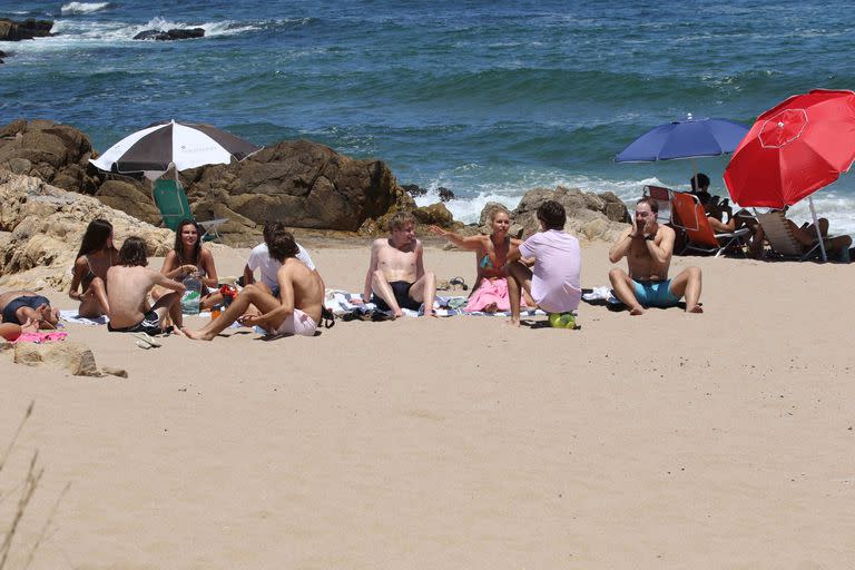 Valeria Mazza, en la playa de la Barra, disfruta junto a su familia