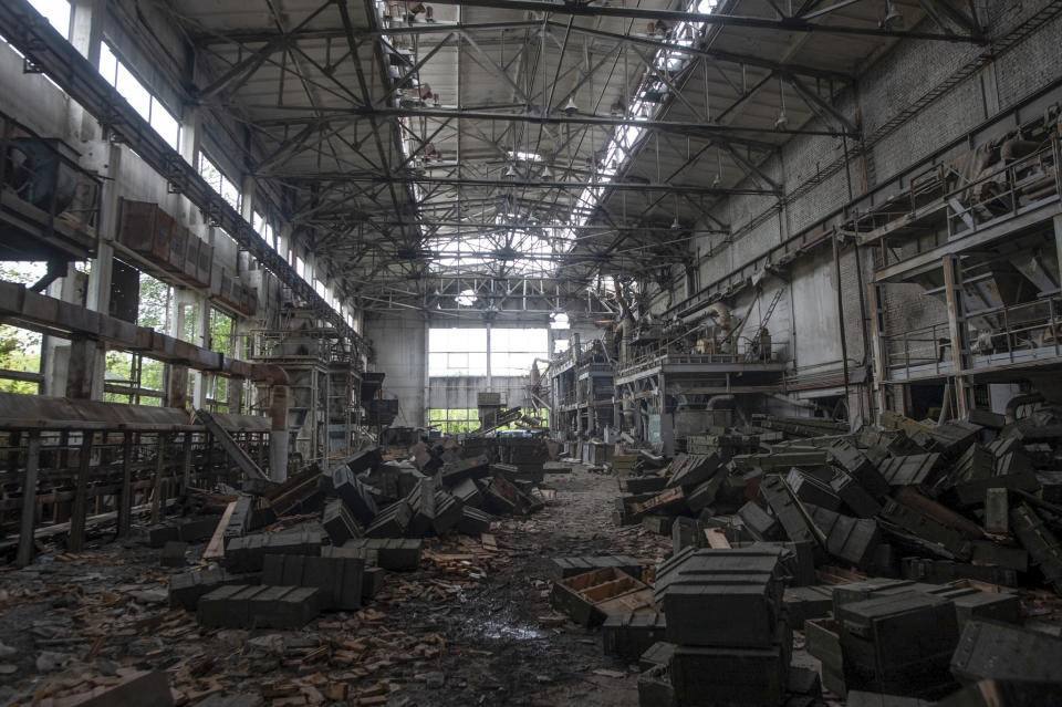 En esta fotografía proporcionada por el ejército ucraniano se muestran municiones rusas en una fábrica abandonada en Izium, en la región de Járkiv, Ucrania, el martes 13 de septiembre de 2022. (Ukrainian Military Unit Kholodnyi Yar, Iryna Rybakova vía AP)