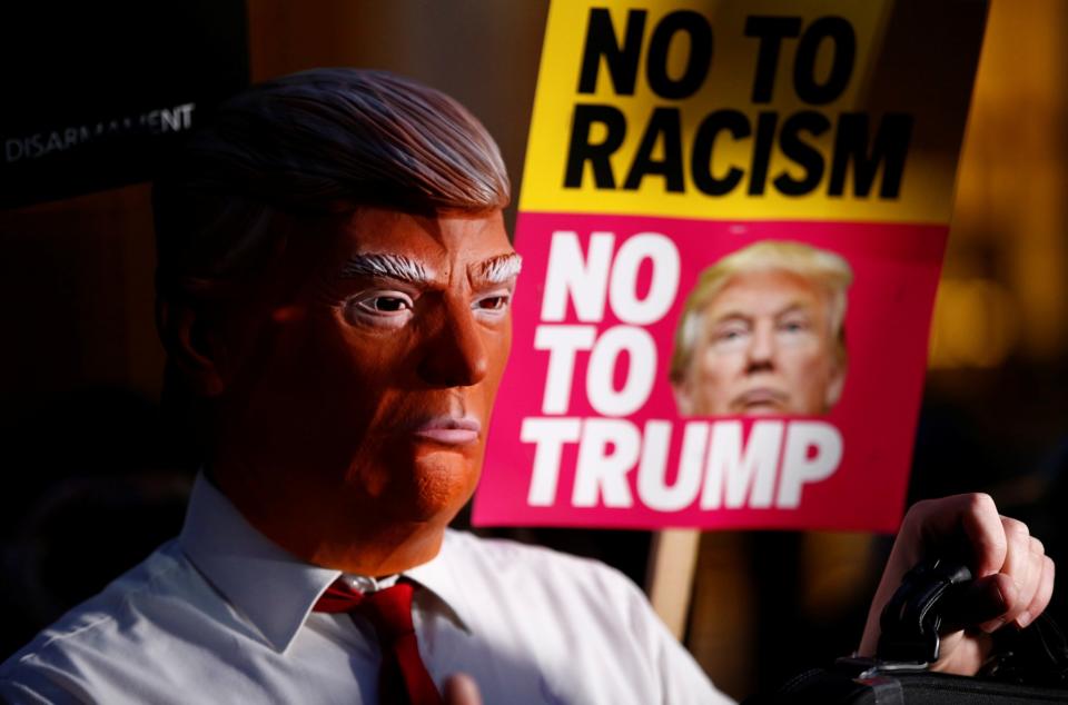 <p>Manifestante con una máscara de Trump en una concentración celebrada junto a la embajada de EEUU en Londres. REUTERS/Peter Nicholls </p>