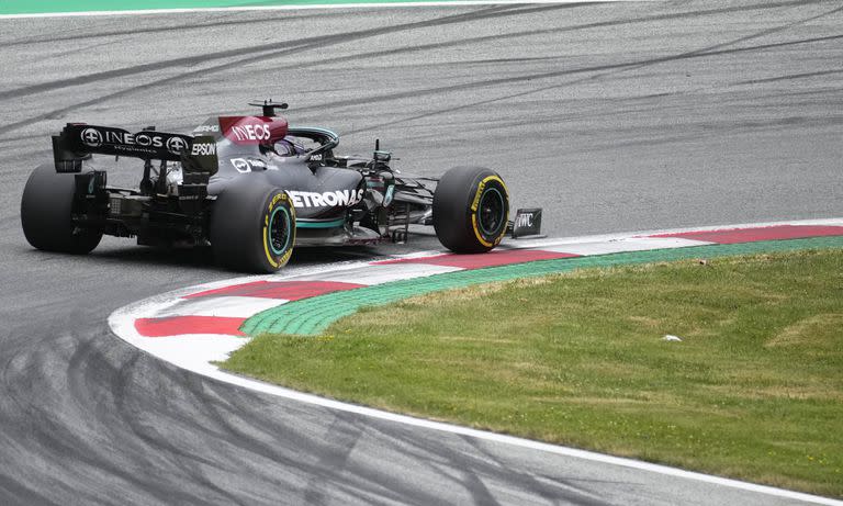 El piloto de Mercedes Lewis Hamilton conduce su monoplaza en la segunda sesión de entrenamientos libres del Gran Premio de Austria de Fórmula Uno, en el circuito Red Bull Ring de Spielberg, Austria, el 2 de julio de 2021. (AP Foto/Darko Bandic)