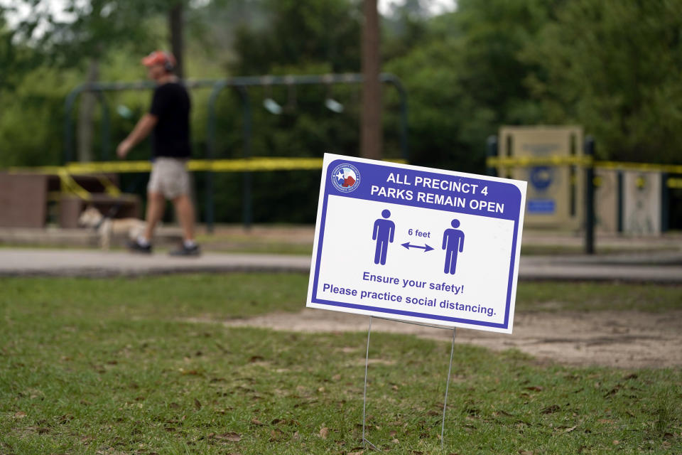 Image: Social distancing (David J. Phillip / AP file)