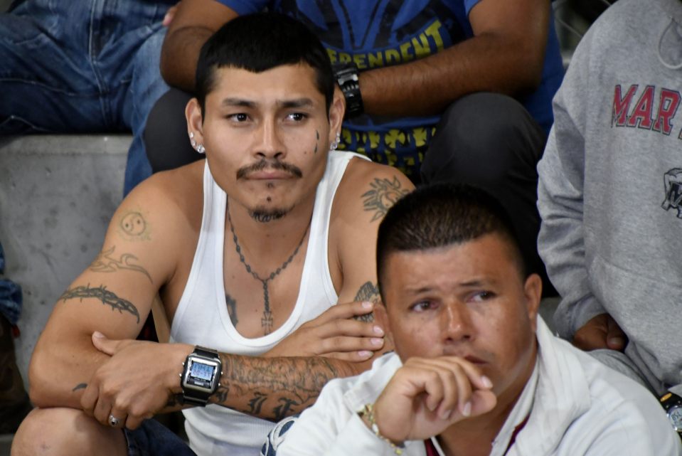 Dos internos de La Reforma atienden al debate presidencial de noviembre. Foto: Getty Images.