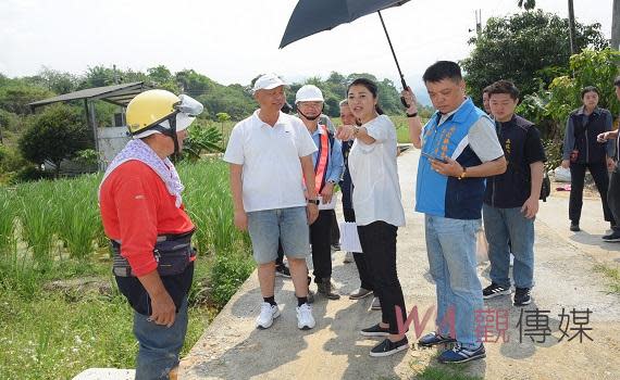 （觀傳媒中彰投新聞）【記者石振賢／南投報導】為改善基層建設，南投縣長許淑華3日到埔里會勘，針對10處陳情案件進行了解，一口氣核定2,503萬元經費，用於排水溝、農路、產業道路及大同街、興華一街等道路整修。許淑華縣長表示，基層建設和民眾生活息息相關，縣府將儘速辦理工程發包。