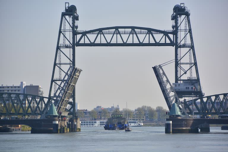 De Hef o Koningshavenbrug, el antiguo puente levadizo ferroviario sobre el Koningshaven en Rotterdam, Países Bajos