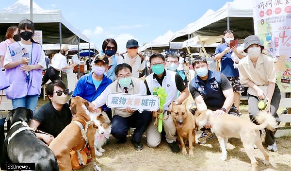 南市長黃偉哲帶著認養的黑妞參加狗狗派派對，呼籲飼主善盡應有的照料責任。（記者李嘉祥攝）