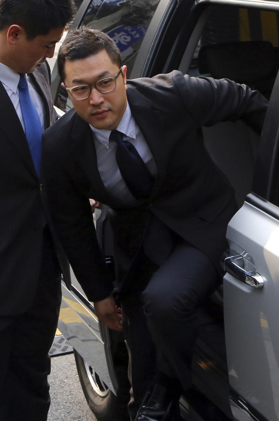 Lee Si-hyung, a son of South Korean President Lee Myung-bak, gets off from a car upon his arrival for questioning in front of the special prosecutors office in Seoul, South Korea, Thursday, Oct. 25, 2012. South Korean special prosecutors have summoned President Lee's son in part of their investigation into alleged irregularities in funding the leader’s retirement home. (AP Photo/Yonhap, Han Jong-chan) KOREA OUT