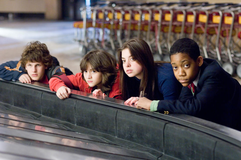 UNACCOMPANIED MINORS, Dyllan Christopher, Quinn Shephard, Gina Mantegna, Tyler James Williams, 2006. ©Warner Bros./courtesy Everett Collection