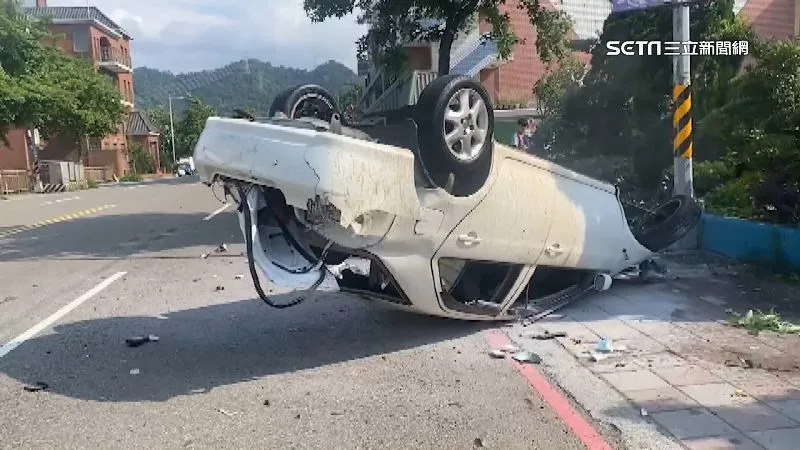 &#x00767d;&#x008eca;&#x007ffb;&#x008986;&#x005192;&#x0051fa;&#x009663;&#x009663;&#x00767d;&#x007159;&#x00ff0c;&#x008eca;&#x006bbc;&#x0056db;&#x006563;&#x005728;&#x0099ac;&#x008def;&#x004e0a;&#x003002;