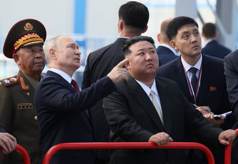 En esta foto distribuida por la agencia Sputnik, el presidente de Rusia, Vladimir Putin, y el líder de Corea del Norte, Kim Jong-un, visitan el Cosmódromo de Vostochny en la región de Amur el 13 de septiembre de 2023. 