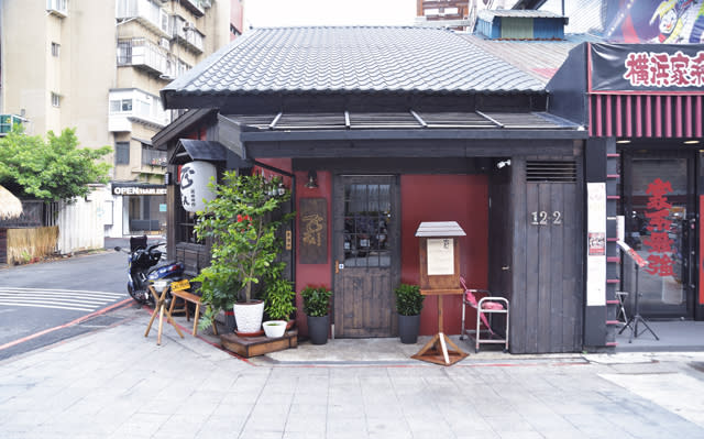 仿日式木屋的外觀，散發濃濃古樸氣息，也為街道增添美麗風情。