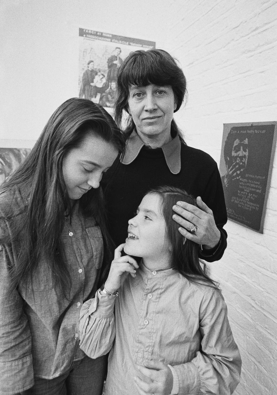 Joan Jara con sus hijas. (Evening Standard/Hulton Archive/Getty Images)