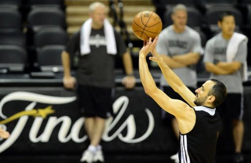 El destino de San Antonio Spurs en su final de la NBA contra Miami Heat parece estar muy ligado a la filosofía particular que el argentino Manu Ginóbili ha desarrollado durante su carrera profesional, vinculada a la tercera ley de Newton: toda acción provoca una reacción. (AFP | Frederic J. Brown)