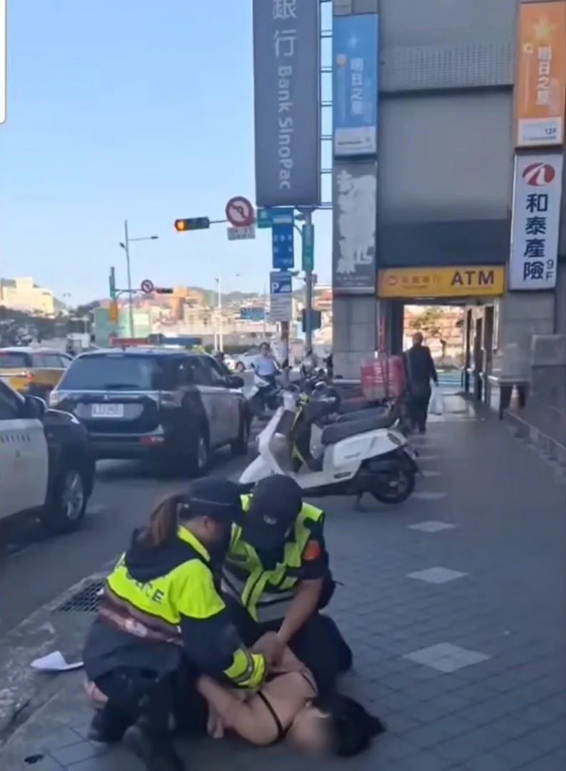 &#x008521;&#x005973;&#x00906d;&#x008b66;&#x0065b9;&#x004e0a;&#x0092ac;&#x003002;&#x00ff08;&#x005716;&#x00ff0f;&#x007ffb;&#x00651d;&#x00756b;&#x009762;&#x00ff09;