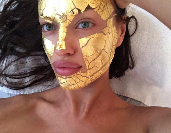 24 Karat im Gesicht? Wieso nicht? Goldmasken versprechen einen strahlenden Teint. Für Fans luxuriöser Treatments sind Goldmasken genau das Richtige. Die antibakterielle Wirkung soll den Teint beruhigen und Unreinheiten schneller abklingen. Das Edelmetall ist auch für empfindliche Hauttypen geeignet. Zudem soll der Abbau der kollagenen Fasern durch die Inhaltsstoffe verlangsamt werden. Wen wundert es, dass zahlreiche Models auf die edle Gesichtsmaske stehen? So wie Irina Shayk, die sich mit der Kult-Maske von Mimi Luzon vergolden ließ. Foto: instagram.com/mimiluzon