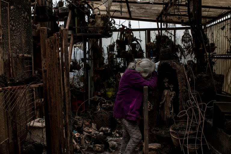 Uberlinda Silva en los restos de su casa incendiada en El Olivar, Viña del Mar. (Cristóbal Olivares/The New York Times)