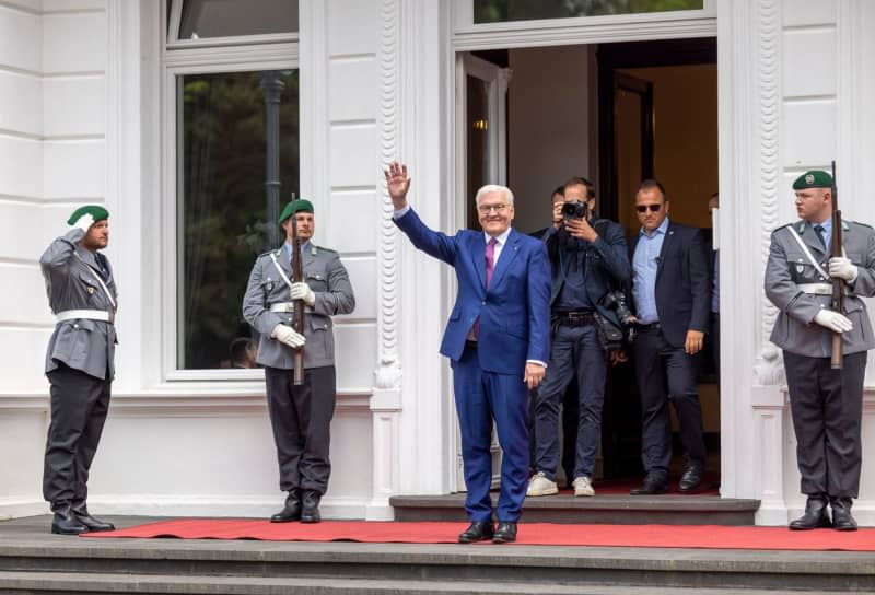 Germany's President Frank-Walter Steinmeier waves in front of Villa Hammerschmidt, the official residence of the President in Bonn, during an open day. Thomas Banneyer/dpa