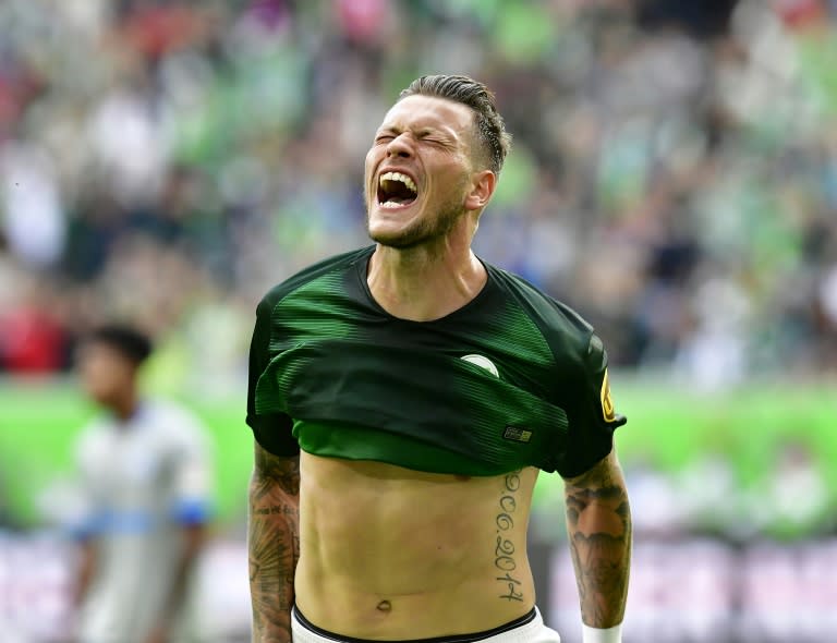 Ginczek struck in injury-time to snatch Wolfsburg victory over 10-man Schalke