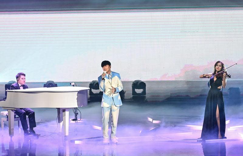 林俊傑和演奏家黃裕翔、小提琴家蘇子茵合作演出，獲得網友一片倒誇讚。（台視）