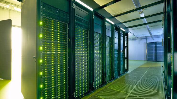 So sieht ein Supercomputer aus. Dieser trägt den Namen „Horeka“, steht im Karlsruher Institut für Technologie und soll im Sommer 2021 voll einsatzbereit sein. Foto: dpa