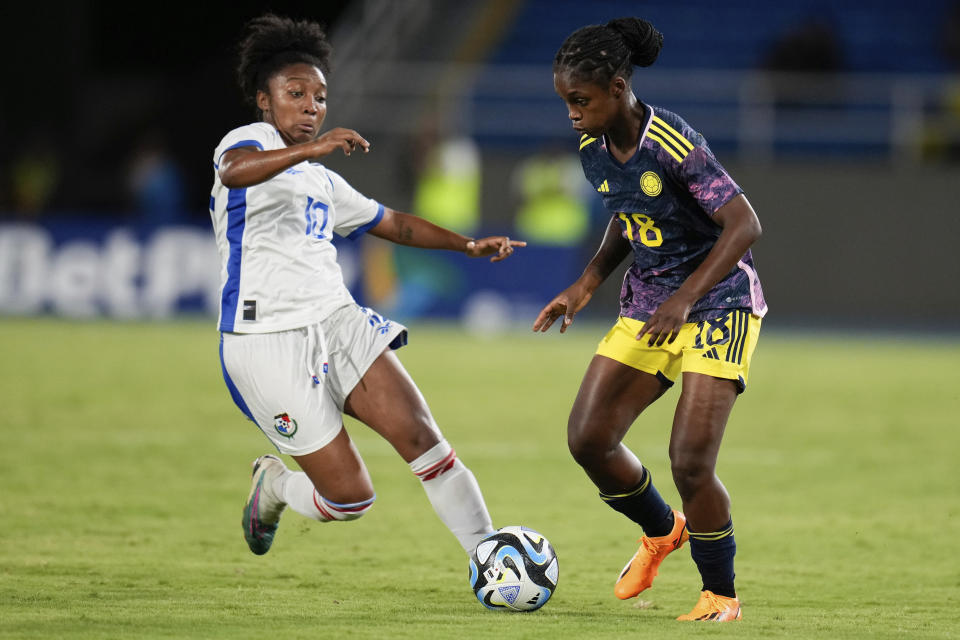 La panameña Marta Cox (izquierda) y la colombiana Linda Caicedo pugnan por el balón durante un partido amistoso rumbo al Mundial femenino, el miércoles 21 de junio de 2023, en Cali, Colombia. (AP Foto/Fernando Vergara)