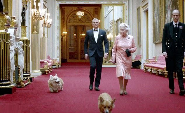 7. Als sie mit ihren Corgis neben James Bond auftrat