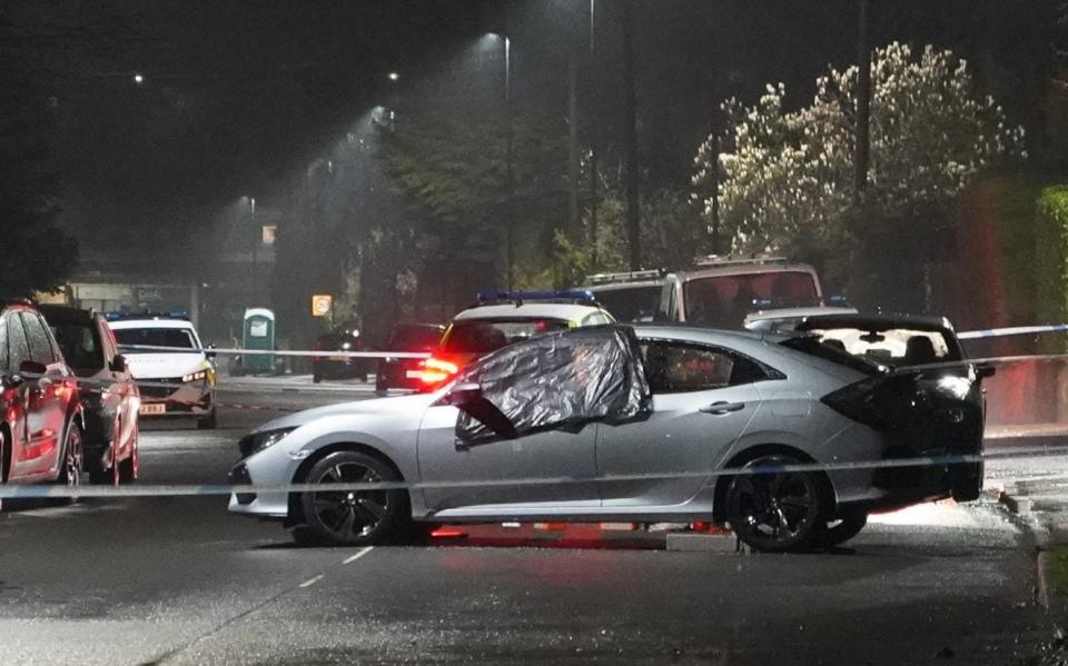 Un Honda Civic plateado fue acordonado por la policía durante el incidente - OLI CONSTABLE/BBC