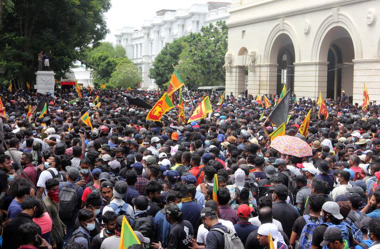 Manifestantes que exigen la renuncia del presidente de Sri Lanka, Gotabaya Rajapaksa, se reúnen dentro del complejo del Palacio Presidencial de Sri Lanka en Colombo el 9 de julio de 2022