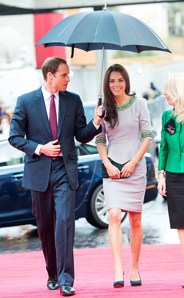 En 2012, Kate Middleton se rendait à la première du film Félins dans une robe signée Matthew Williamson. Toujours le sourire malgré le temps, elle pouvait compter sur les bonnes manières de son mari pour lui tenir le parapluie !