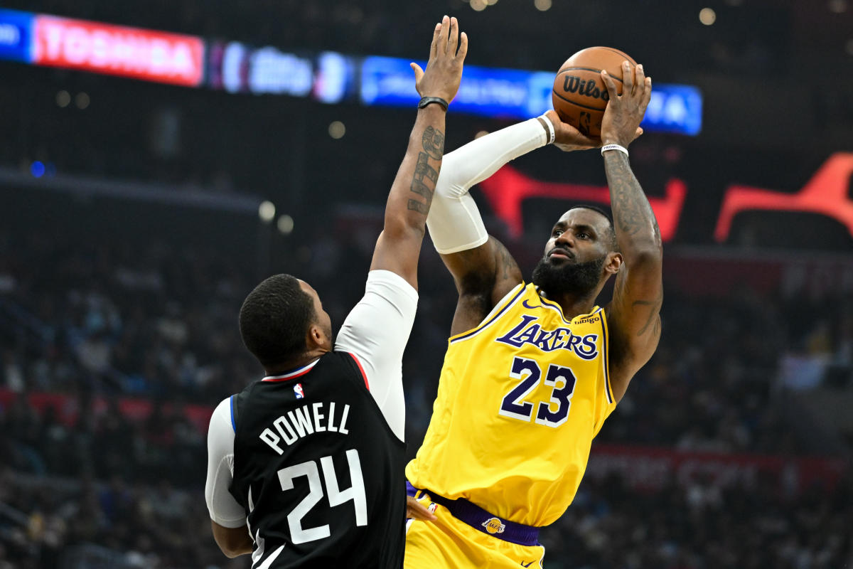 LeBron James goes nuclear as Lakers erase 21-point Clippers lead in 4th quarter comeback - Yahoo Sports