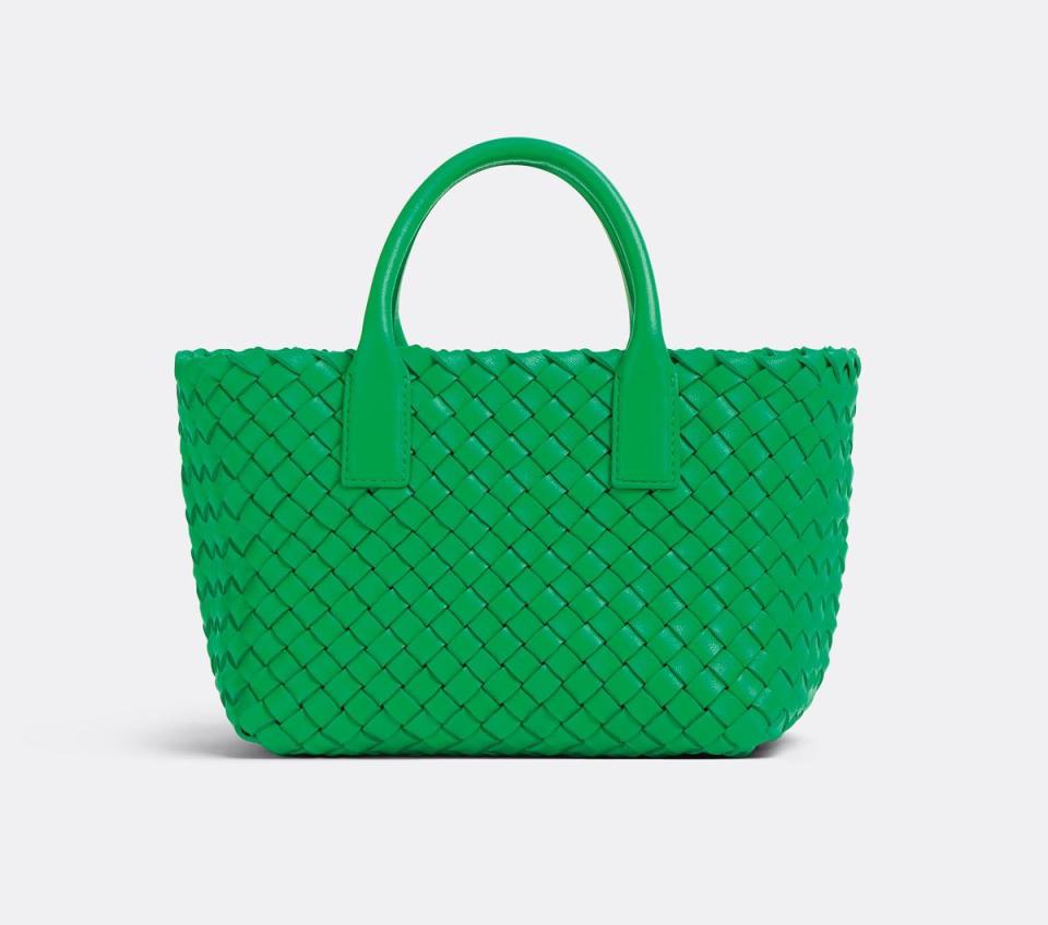 鸚鵡綠Mini Cabat編織托特包，NT$139,700。（Bottega Veneta提供）