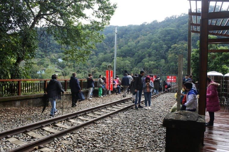 民眾可由勝興車站搭乘台鐵舊山線Rail Bike軌道自行車，沿途參觀景點，到達終點站，下車步行穿越隧道後即可欣賞鯉魚潭水庫下游「後池園區」景色。水利署提供