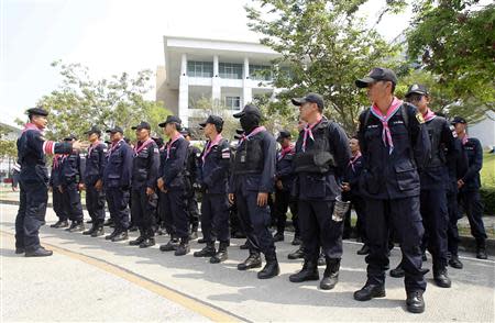 Riot police stand guard at the National Anti-Corruption Commission (NACC) office in Nonthaburi province, on the outskirts of Bangkok February 28, 2014. REUTERS/Chaiwat Subprasom