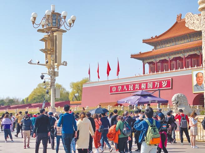 大陸清明連假，天安門前廣場擠滿外地遊客，北京景區恢復元氣。（許依晨攝）