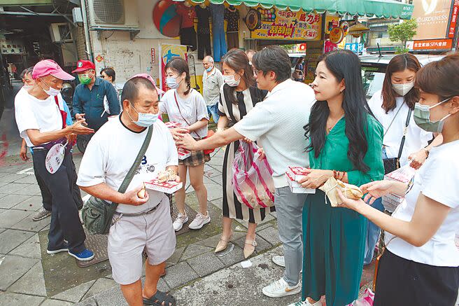 端午節前夕送愛心，「刈包吉」18日在台北市艋舺公園發放1500顆肉粽、600個便當，吸引許多弱勢民眾排隊領取。（王英豪攝）